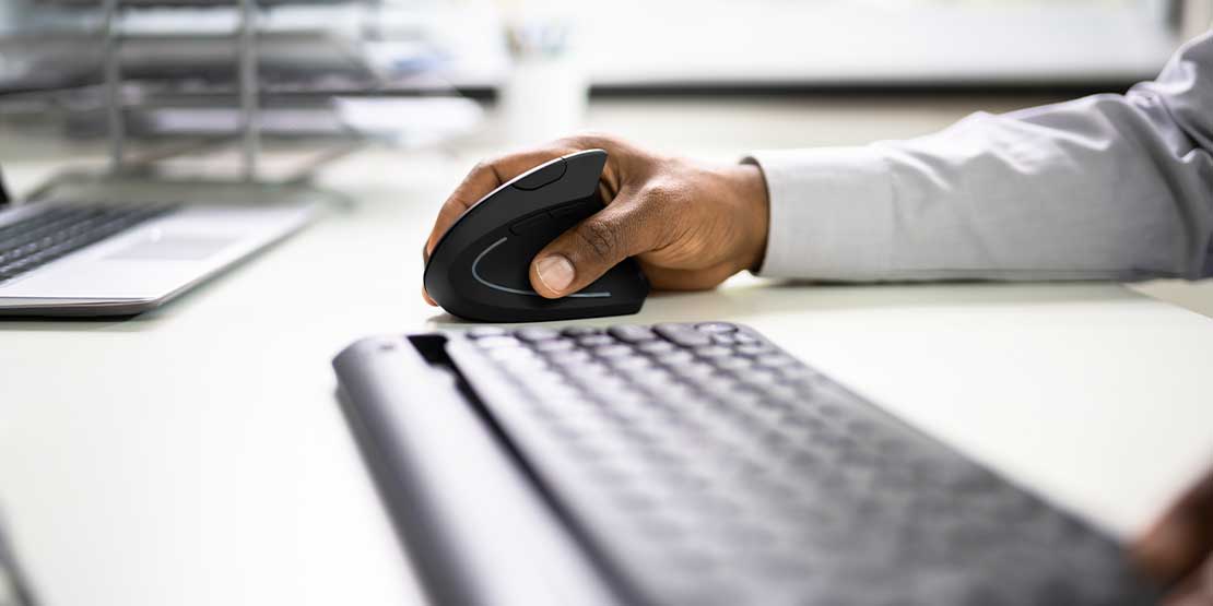     10 viktiga möbler och tillbehör för en ergonomisk arbetsstation